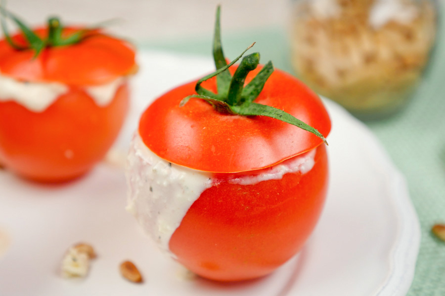 Gefüllte Tomaten mit Feta als leichte Vorspeise - Gaumenfreundin - Food ...