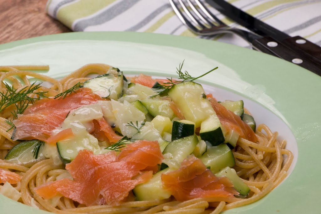 Spaghetti mit Zucchini-Sahne-Soße und Lachs