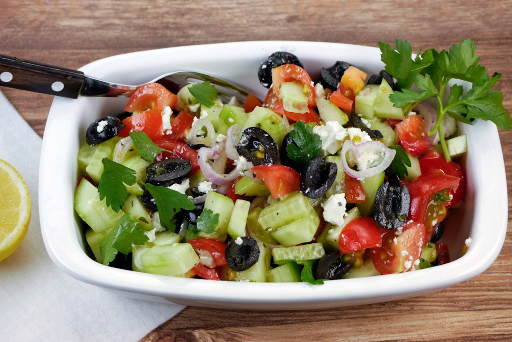 Griechischer Salat mit Tomaten, Gurken, Oliven und Feta