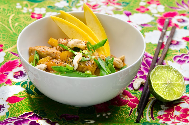 Hähnchen-Mango-Curry mit Zuckerschoten, Frühlingszwiebeln und Cashewkernen