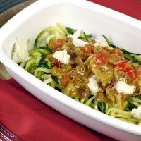 Zucchini-Spaghetti mit Ajvar-Sahne Soße, Paprika und Speck