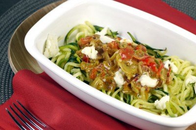 Zucchini-Spaghetti mit Ajvar-Sahne Soße, Paprika und Speck