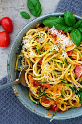Zucchinispaghetti mit Frischkäse, Tomaten, Parmesan und Basilikum