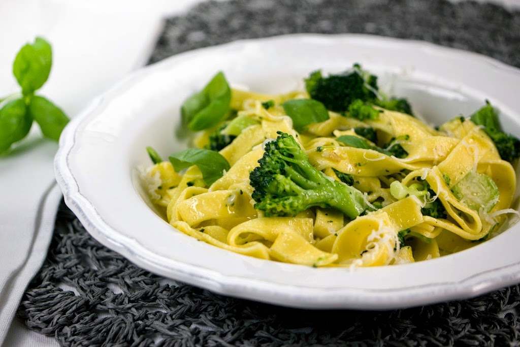 Jamie Oliver: Tagliatelle mit Brokkoli und Pesto – 6 Zutaten