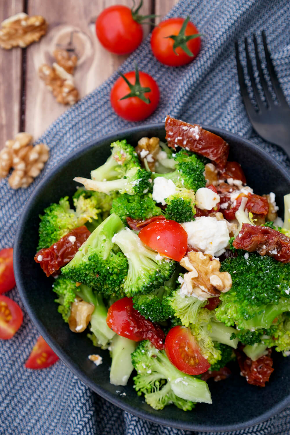 Gesunder Fitness-Salat: Brokkoli-Salat mit getrockneten Tomaten, Feta, Walnüssen und Tomaten