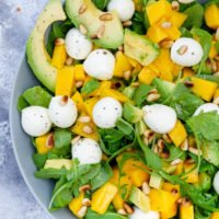 Rucola-Mango-Salat mit Avocado und Orangen-Dressing