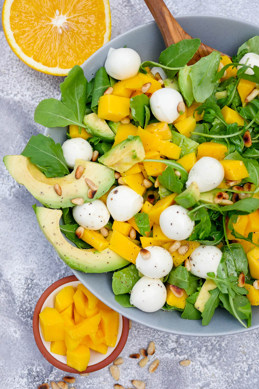 Wunderbar fruchtiger Rucola-Mango-Salat mit Pinienkernen - das perfekte Hauptgericht an warmen Tagen