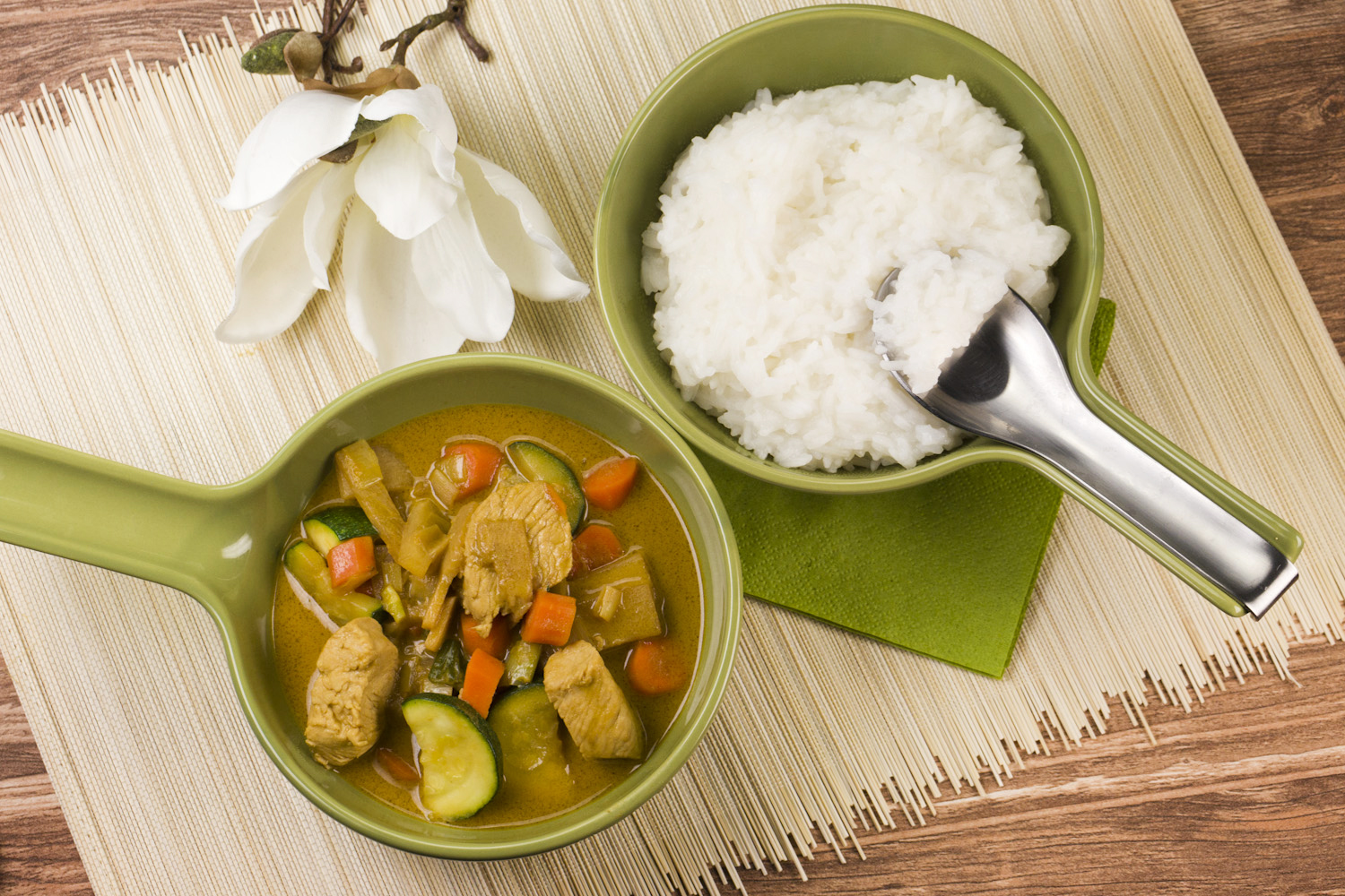 Grünes Thai-Curry mit Hähnchen, Zucchini und Paprika