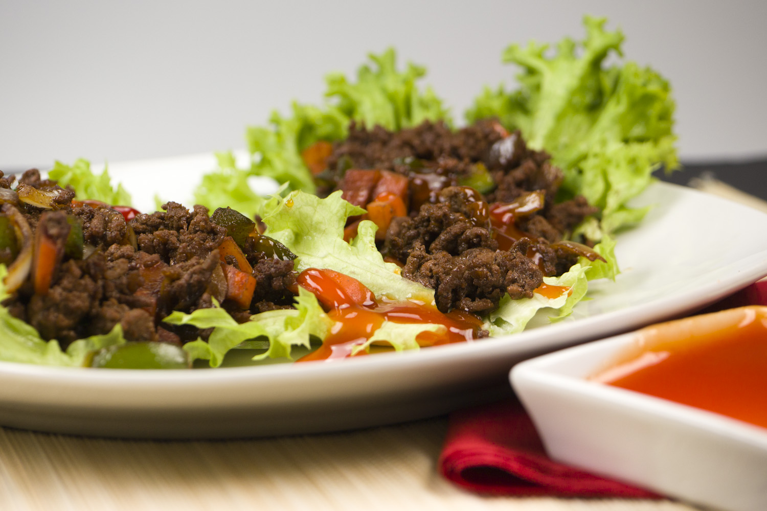 Low Carb Asiatisches Hackfleisch auf dem Salatblatt