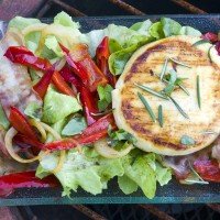 Low Carb Salat mit gebratener Paprika und Grillkäse