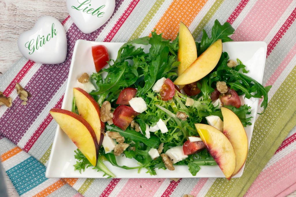 Foodblog-Rezept: Fruchtig-frischer Salat mit Rucola, Nektarinen, Mozzarella und Walnüssen