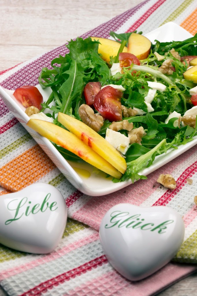 Salat mit Nektarinen, Rucola, Mozzarella und Walnüssen