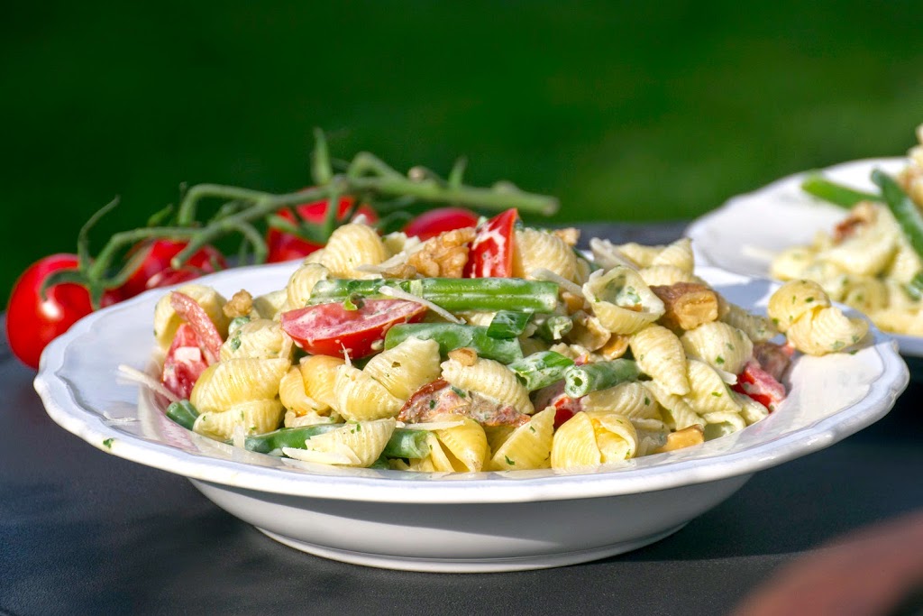 Nudelsalat mit Bohnen, Tomaten, Walnüssen und Basilikum-Joghurt