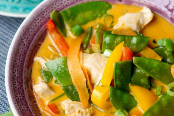 Rotes Curry mit Kokosmilch, Hähnchen, Kaiserschoten, Möhren und Paprika