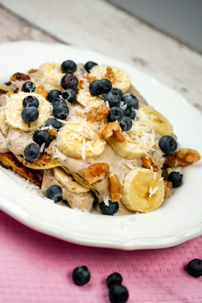 Protein Pfannkuchen mit Heidelbeeren, Joghurt, Bananen und Walnüssen 
