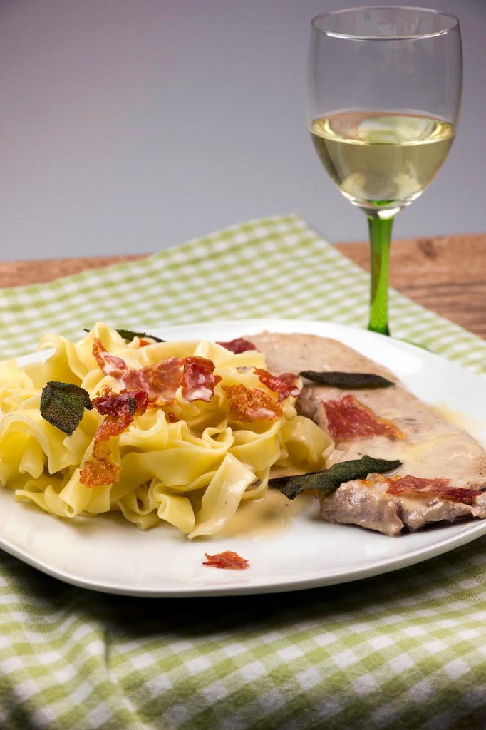 Schnitzel mit Parmesan, Parmaschinken, Salbei und Weißwein-Sahne-Sauce