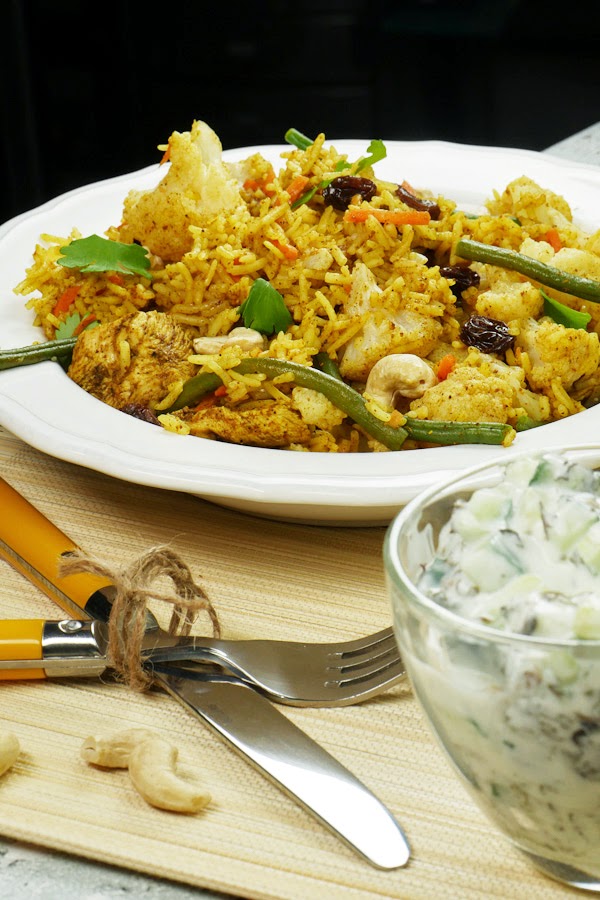 Indische Biryani Reis Pfanne mit Hähnchen, Bohnen und Blumenkohl