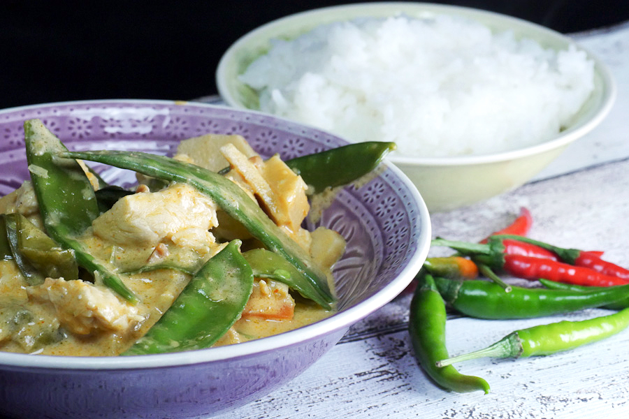 Thai-Curry mit Erdnussbutter, Hähnchen und Zuckerschoten