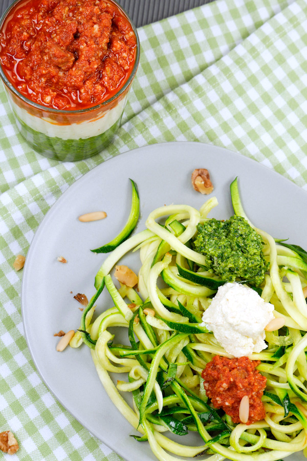 Zucchini-Spaghetti mit Rucolapesto, Tomatenpesto und Ricottapesto