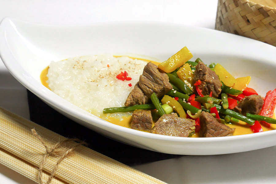 Rindfleisch-Curry mit Kokosmilch und roter Currypaste