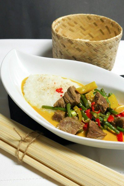 Rindfleisch-Curry mit Kokosmilch, Bohnen, Paprika und Frühlingszwiebeln
