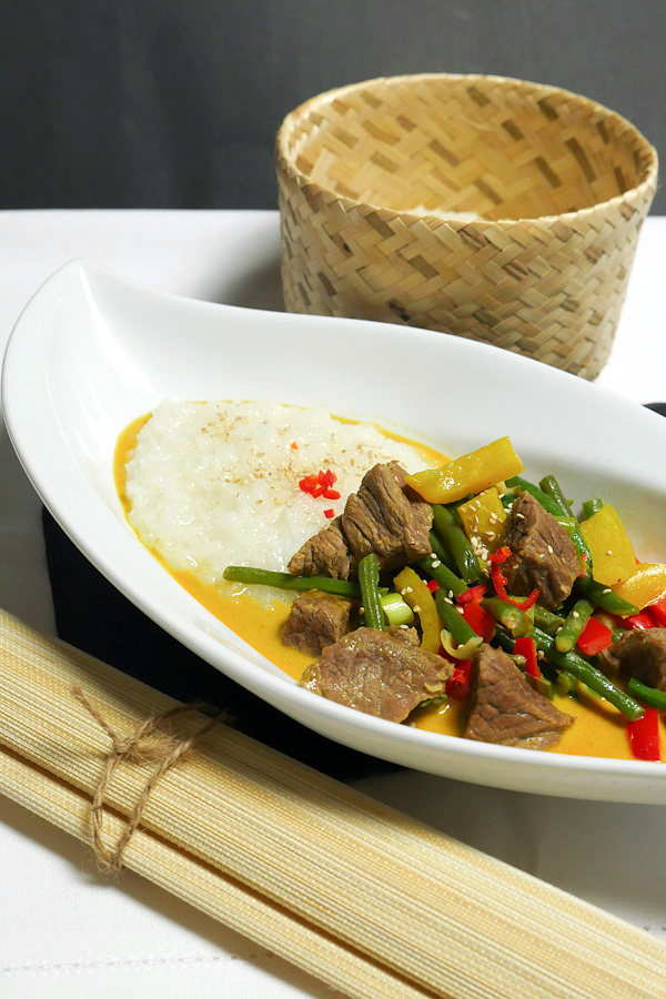 Rindfleisch-Curry mit Paprika, Bohnen, Kokosmilch und Reis
