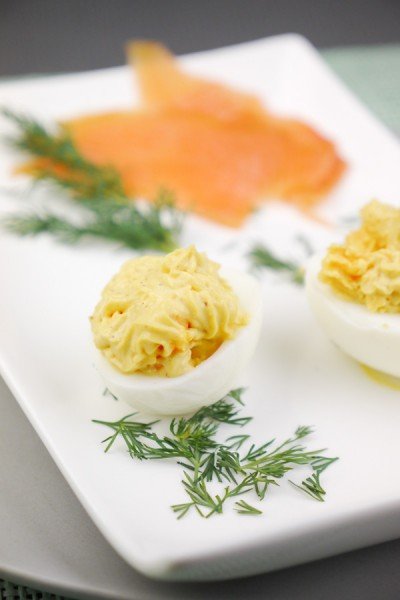 Gefüllte Eier mit Avocado und Lachs für den gemütlichen Osterbrunch