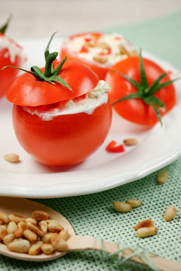 Gefüllte Tomaten mit Feta und Pinienkernen als leichte Vorspeise