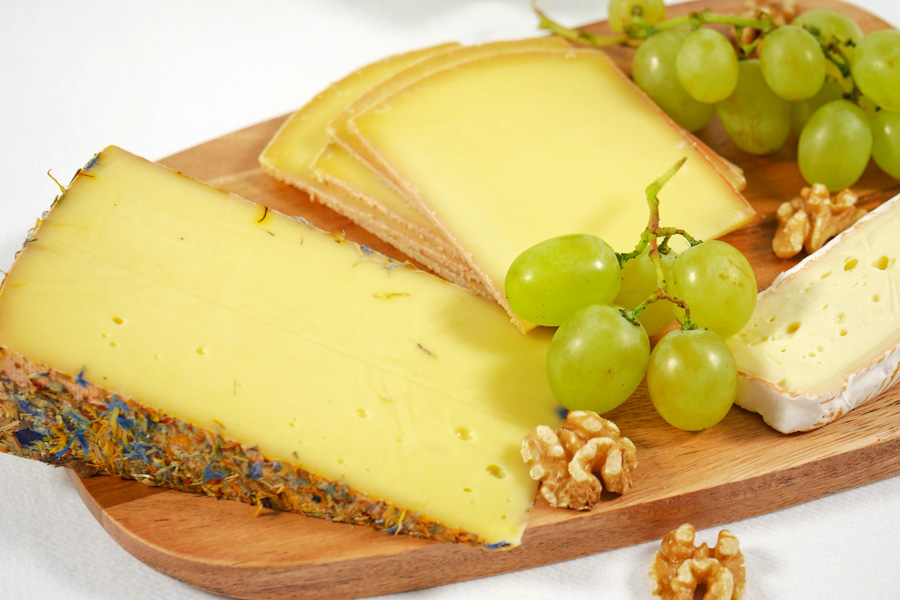 Käse mit Weintrauben und Walnüssen