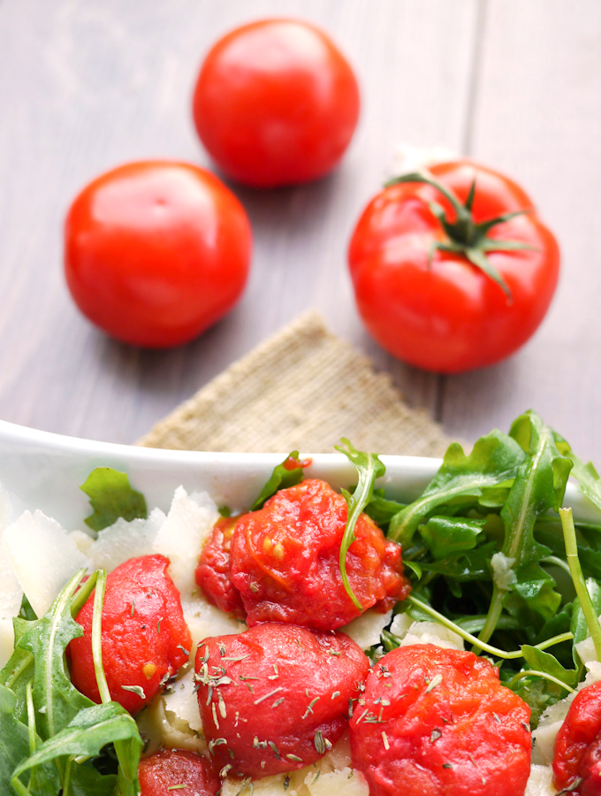Schichtsalat mit Tomaten, Rucola und Parmesan