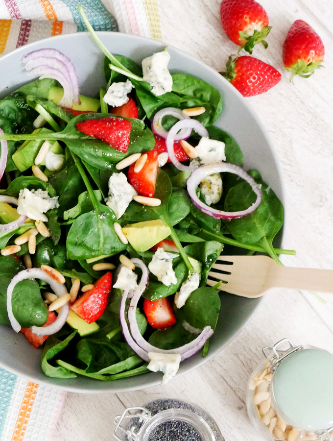 Sommersalat mit Babyspinat, Erdbeeren, Avocado, Gorgonzola und Pinienkernen
