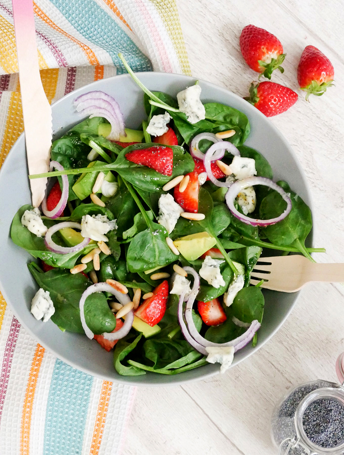 Babyspinat Salat mit Erdbeeren, Gorgonzola, Zwiebeln, Avocado und Pinienkernen