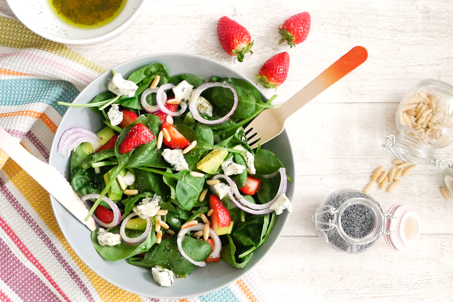 Gesunder Salat mit Erdbeeren, Avocado, Zwiebeln, Gorgonzola und Pinienkernen - der perfekte Salat für warme Sommertage 