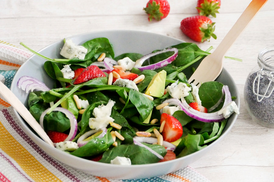 Gesunder Salat mit Erdbeeren, Babyspinat, Gorgonzola und Avocado - ein schnelles 15-Minuten-Rezept