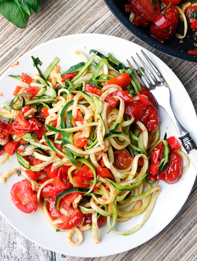 Rezept für einfache Zucchini Nudeln mit Tomaten und Paprika