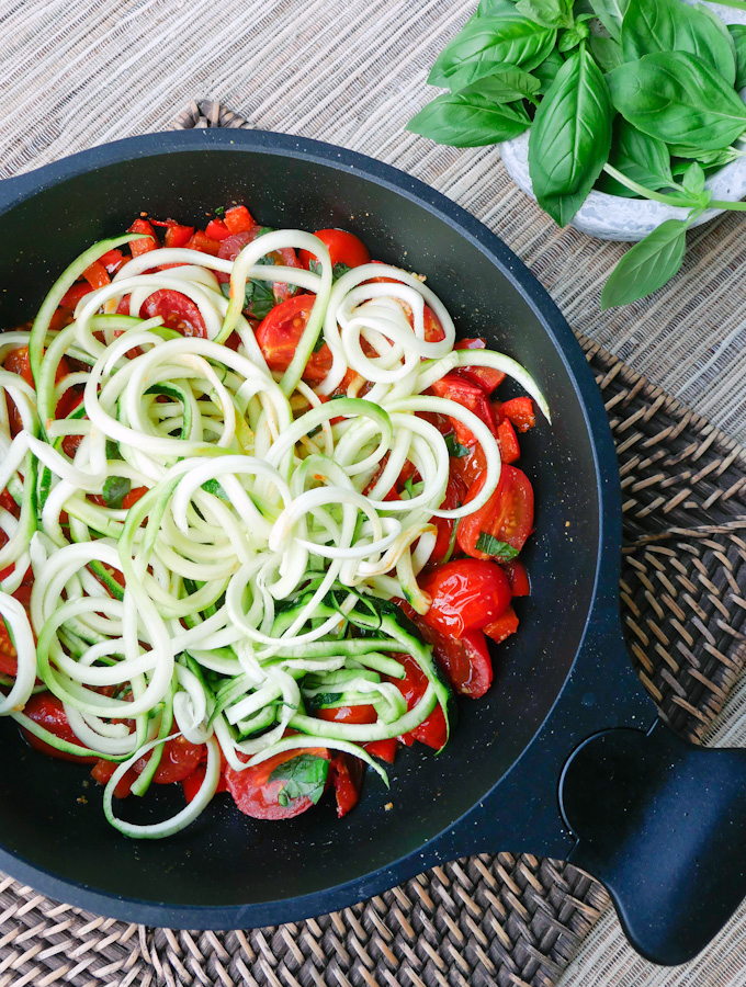 Rezept für Zucchini Nudeln mit Tomaten