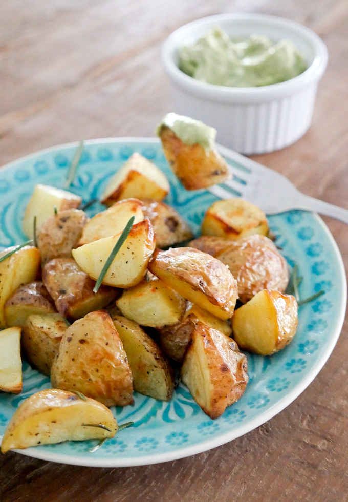 Schnelle Ofenkartoffeln mit Rosmarin und Avocado-Dip - ein schnelles Mittagessen Rezept 