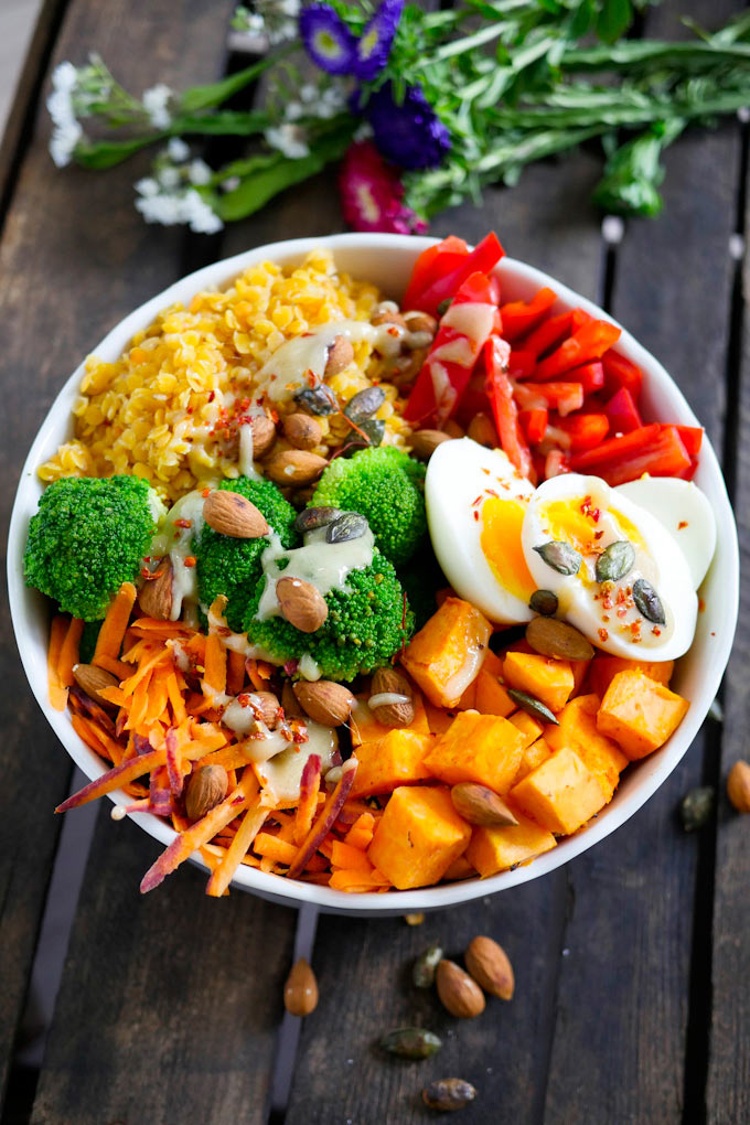 Clean Eating Trend: Rainbow Buddha Bowl mit Möhren und Süßkartoffeln