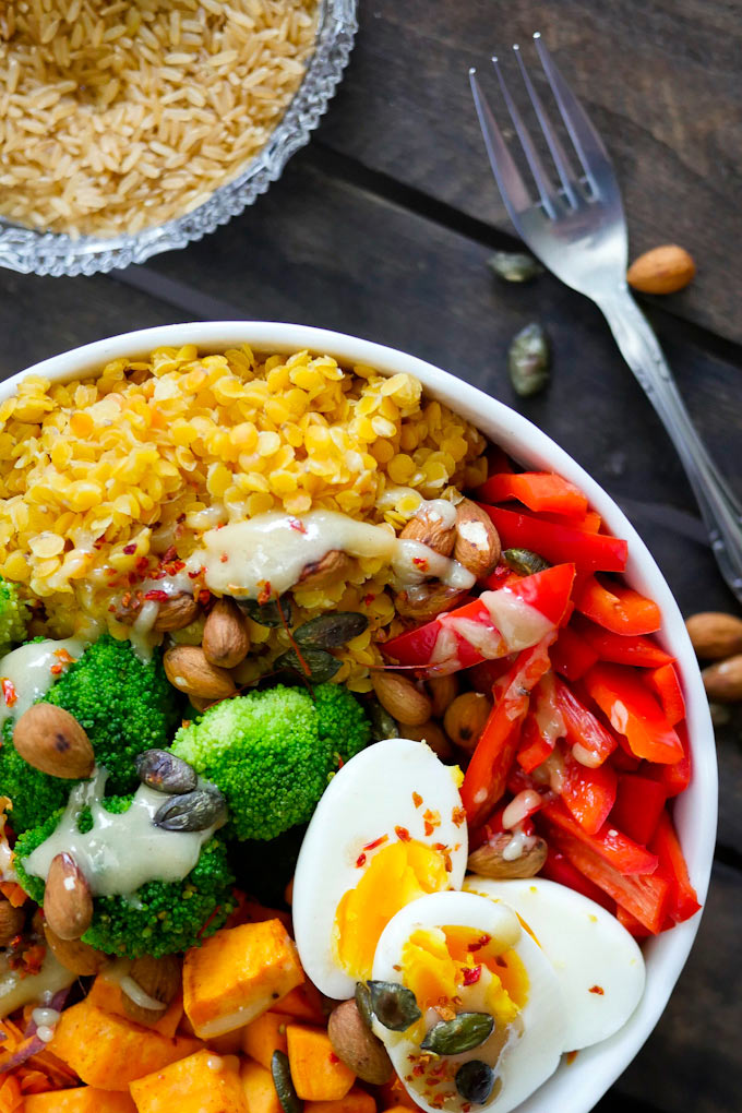 vegetarische Superfood Buddha Bowl mit Reis, Brokkoli, Süßkartoffeln und Mandeln