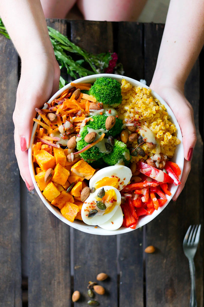 Buddha Bowl mit Brokkoli, Süßkartoffeln, Paprika, Eiern und Möhren - gesundes Clean Eating Rezept für die kalte Jahreszeit