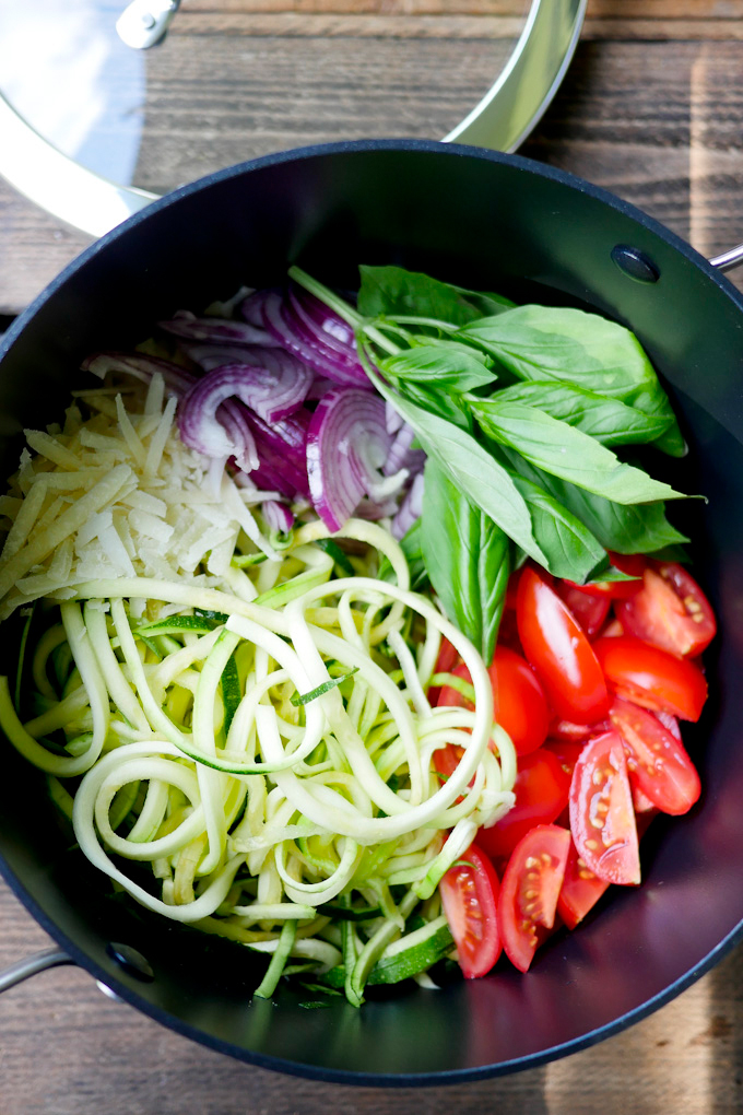 One Pot Zucchininudeln mit Tomaten und Parmesan – Low Carb