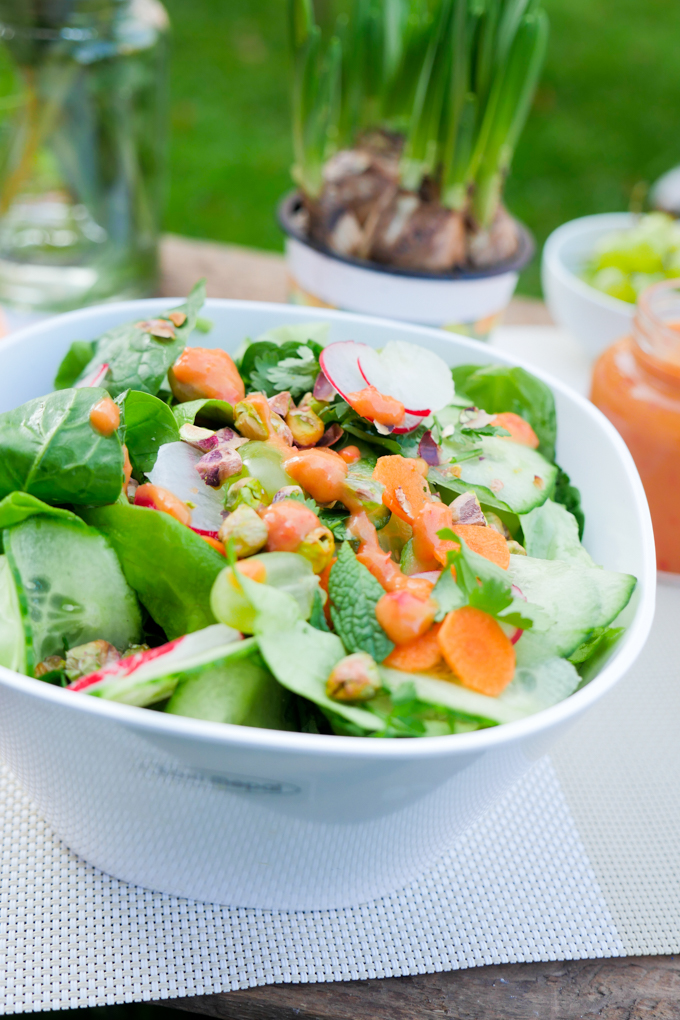 Sommerlicher Low Carb Salat mit Paprika-Mango-Dressing