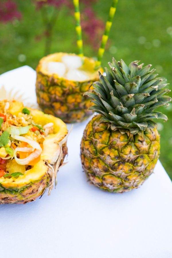 Fruchtiger Reissalat in der Ananas - ein schneller Sommersalat