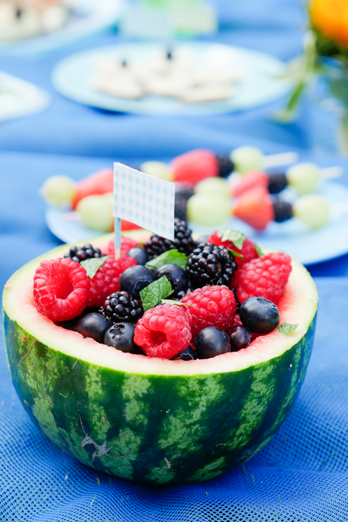 Obstsalat in der Wassermelone für das gesunde Kinderpicknick