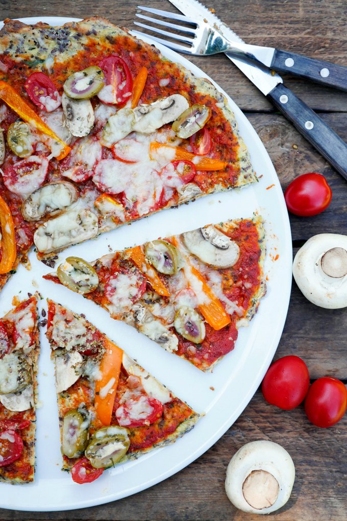 Schnelle Low Carb Pizza aus einem Zucchini-Mandel-Teig - eine perfekte Alternative zur klassischen Pizza