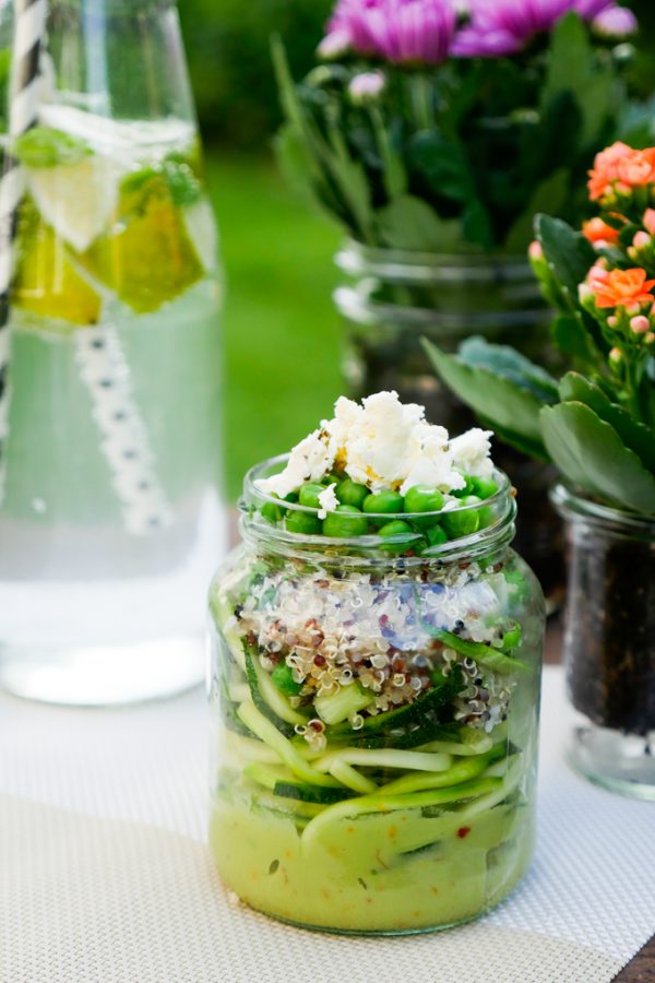 Zoodles-Salat mit Avocado, Erbsen, Quinoa und Feta im Glas