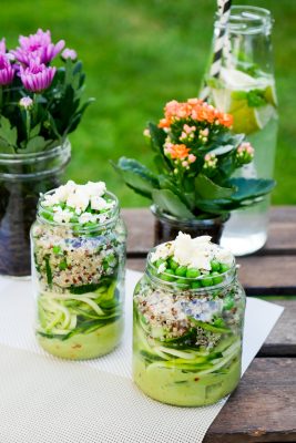 Zucchininudel-Salat mit Quinoa und Feta im Glas