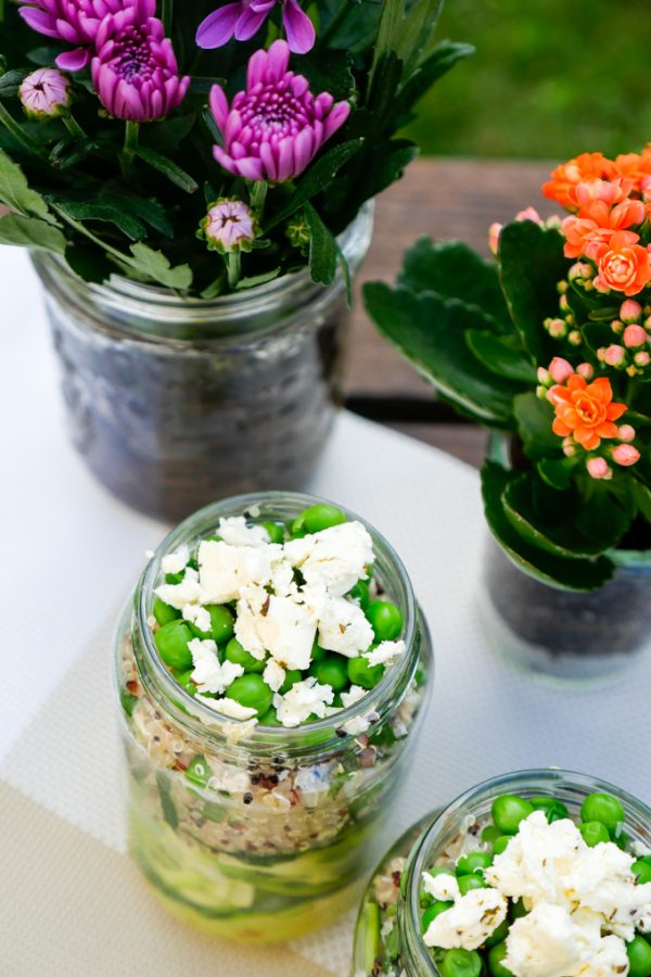 Zoodles-Salat Rezept mit Erbsen und Feta im Glas