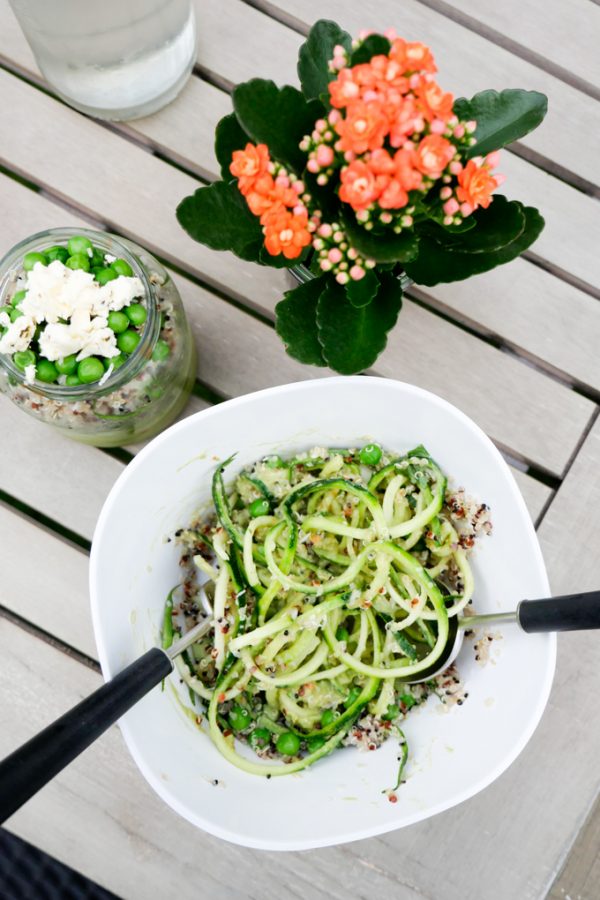 Zucchininudel-Salat mit Erbsen, Feta und Quinoa auf dem Teller