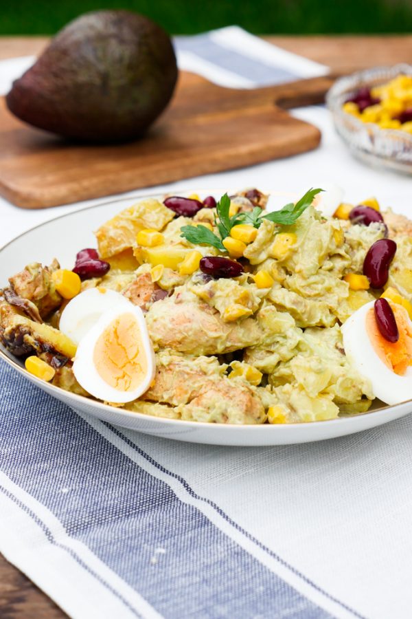 Schneller Kartoffelsalat mit Hähnchen und Avocado-Dressing